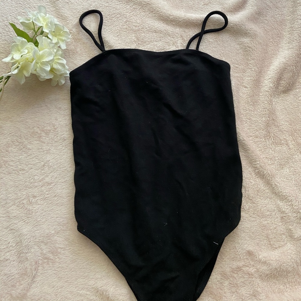 BLACK SKINNY STRAP BODY SUIT ( TOPSHOP)